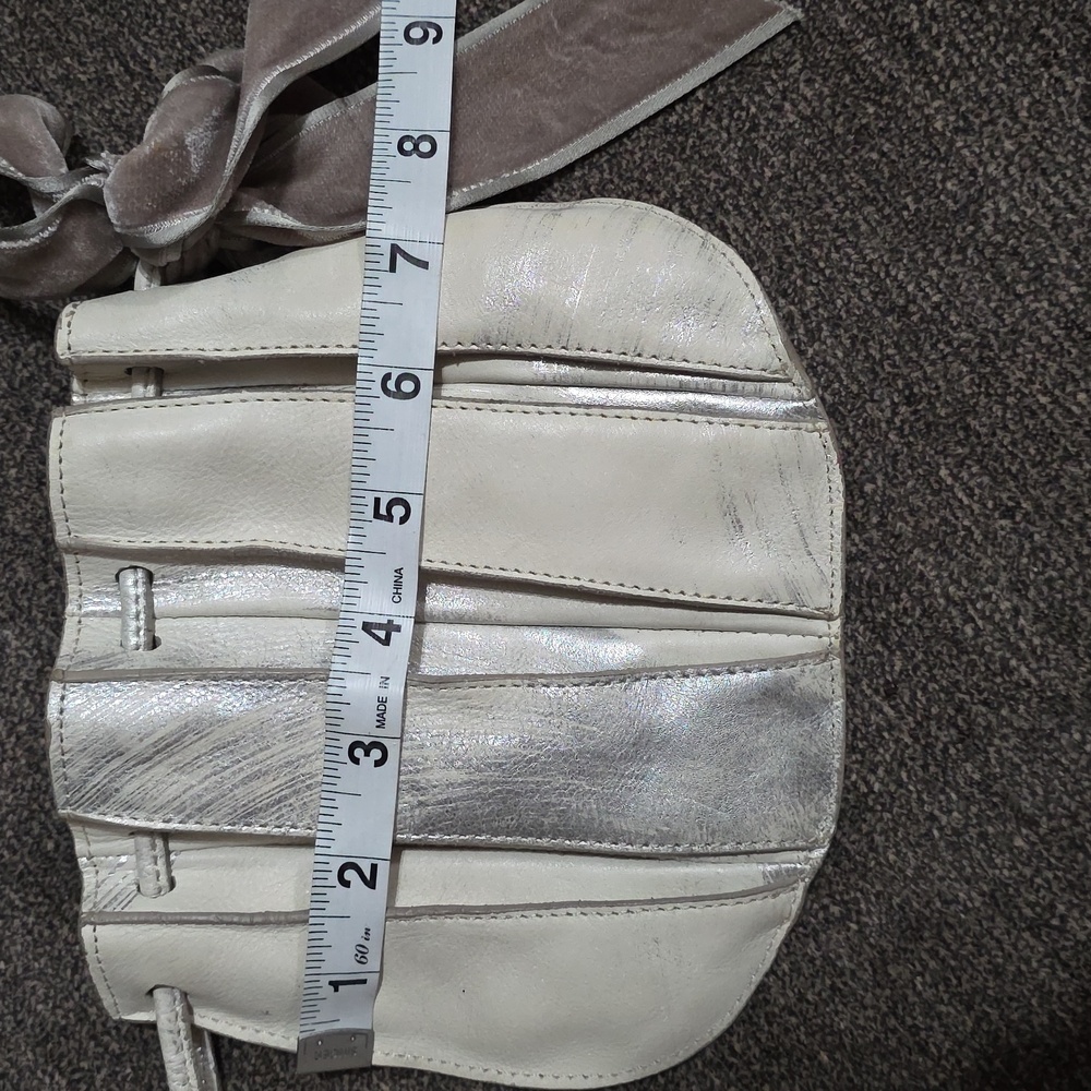 Rare Ann Taylor Elegant Cream and Gray / Silver Wristlet - Picture 8 of 8
